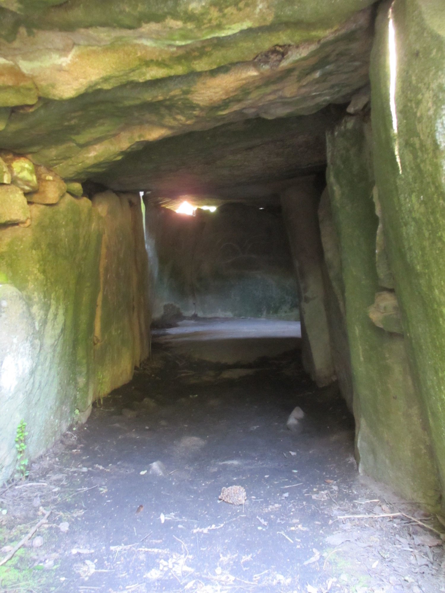 Bretagne_Locmariaquer_Kerivaud_Mane-Lud passage grave tumulus_Passage to burial chamber.jpg