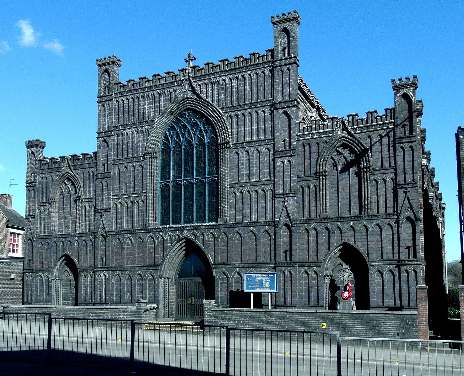 Holy_Trinity_Church,_Newcastle-under-Lyme_by_Colin_Park_geograph_5218447_(cropped_1).jpg